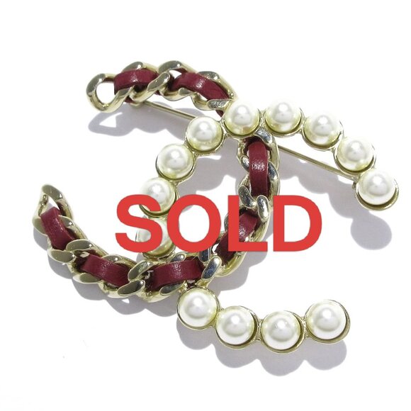 CHANEL Coco - Gold Cream Bordeaux Hardware Fake Pearl Leather Brooch 680-051525 - Picture 1 of 5